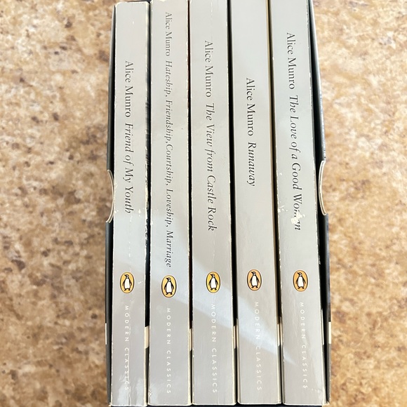 Alice Munro Box Set - Picture 2 of 4